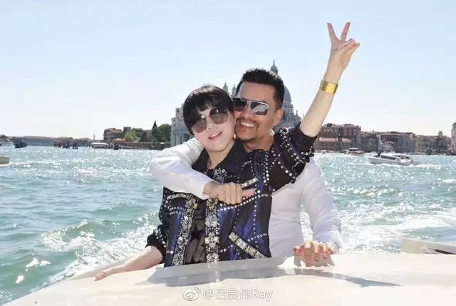 周潤發老婆,呂良偉老婆,同樣都是明星夫人,差距怎就這麼大!