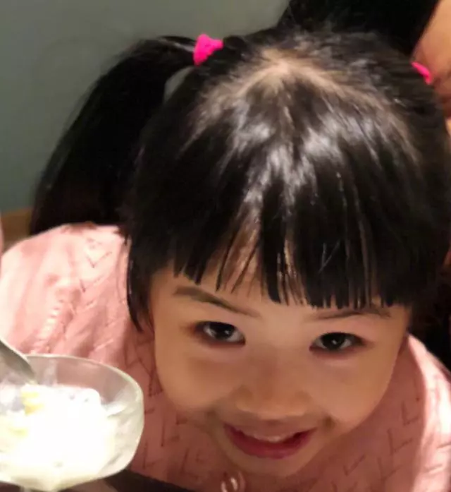 46歲朱茵全家近照,黃貫中寵了她20年,小女兒實在太可愛了啊!