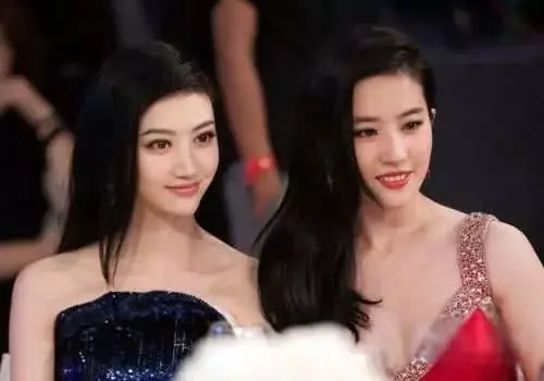 你永遠不會知道迪麗熱巴有多美,除非她跟別人同框的時候!