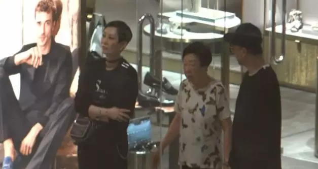 和老婆甜蜜逛街,歐陽震華遇上智能行李箱很感興趣!