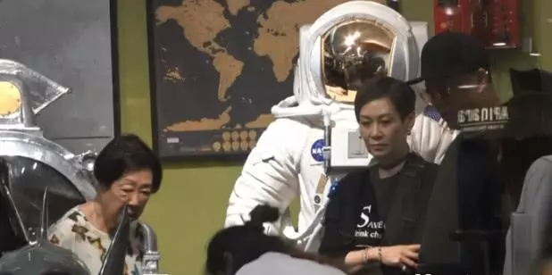和老婆甜蜜逛街,歐陽震華遇上智能行李箱很感興趣!
