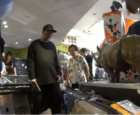 和老婆甜蜜逛街,歐陽震華遇上智能行李箱很感興趣!
