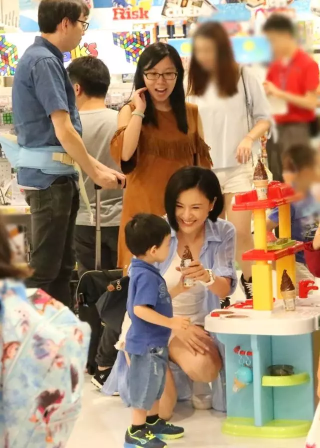 【好姐姐】!張文慈幫完弟弟買房置業,還幫手照顧懷孕的弟媳和侄子~