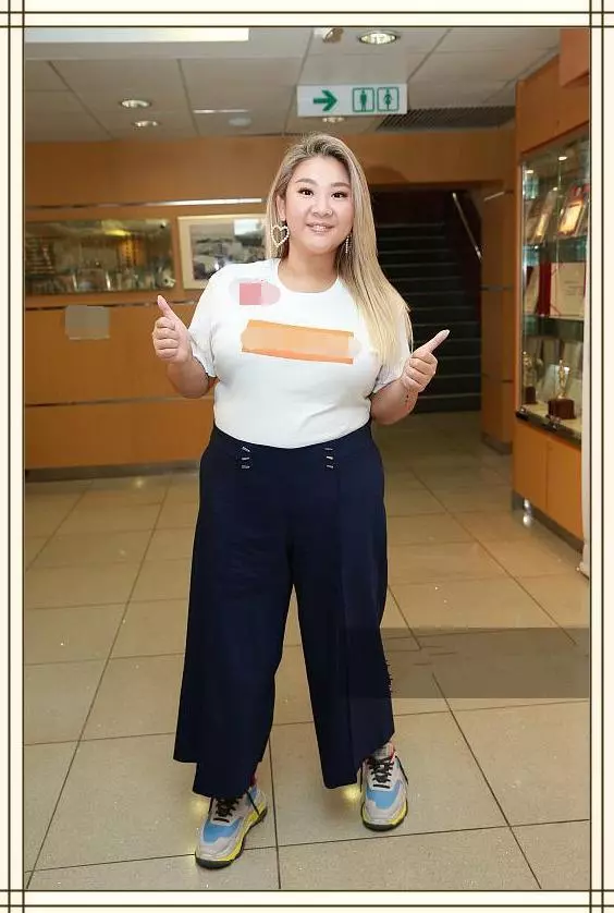 當180斤鄭欣宜和110斤蔣欣同穿闊腿褲,網友:微胖真的不用減肥!