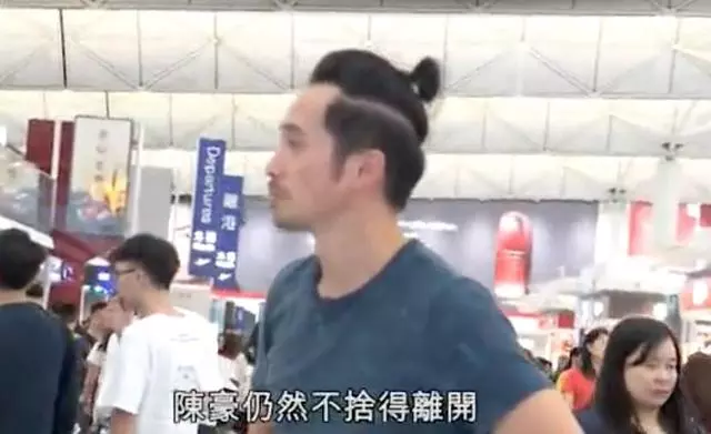 不舍老婆帶娃回加拿大,陳豪機場狂吻陳茵薇!