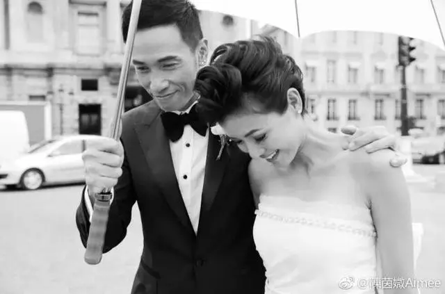 不舍老婆帶娃回加拿大,陳豪機場狂吻陳茵薇!