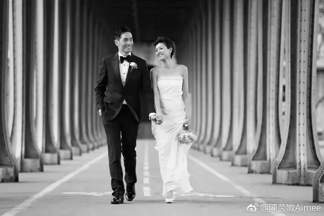 不舍老婆帶娃回加拿大,陳豪機場狂吻陳茵薇!