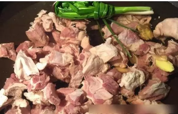 這道菜是我家餐桌上最熟悉的菜品,秋冬季進補,出現頻率也最高了