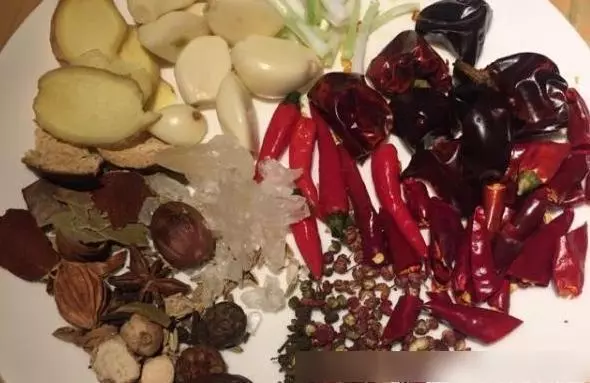 這道菜是我家餐桌上最熟悉的菜品,秋冬季進補,出現頻率也最高了