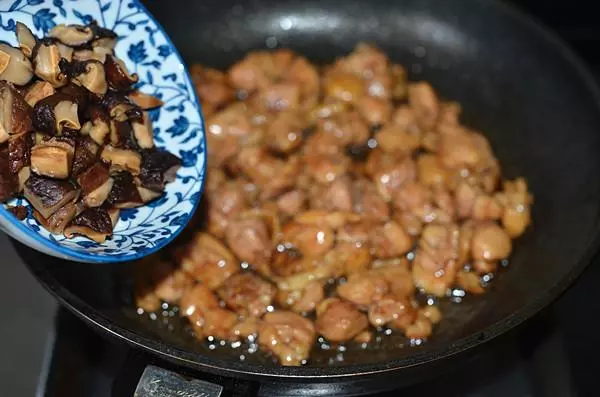 適合上班族的快手午飯,有飯有菜有肉,簡單幾步就能學會