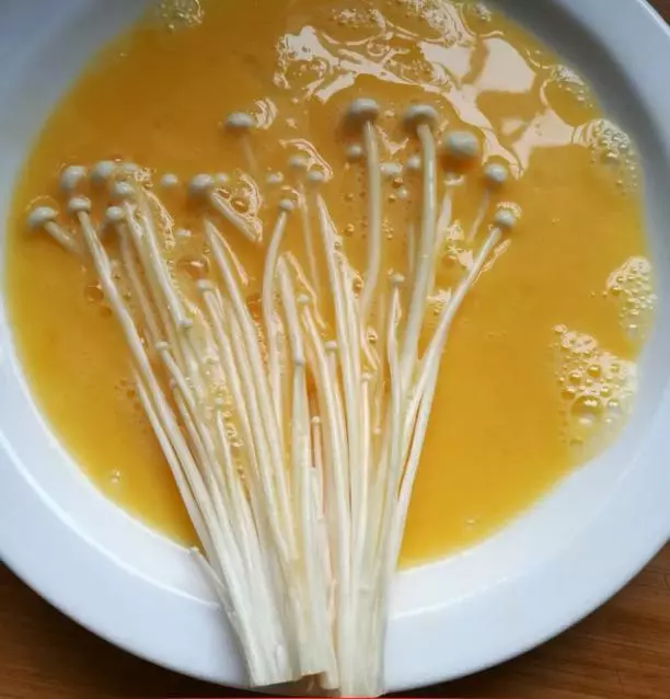 香噴噴的「酥炸金針菇」好吃又衛生,上菜保證 3分鐘就被家人搶光!