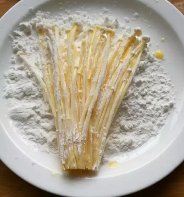 香噴噴的「酥炸金針菇」好吃又衛生,上菜保證 3分鐘就被家人搶光!
