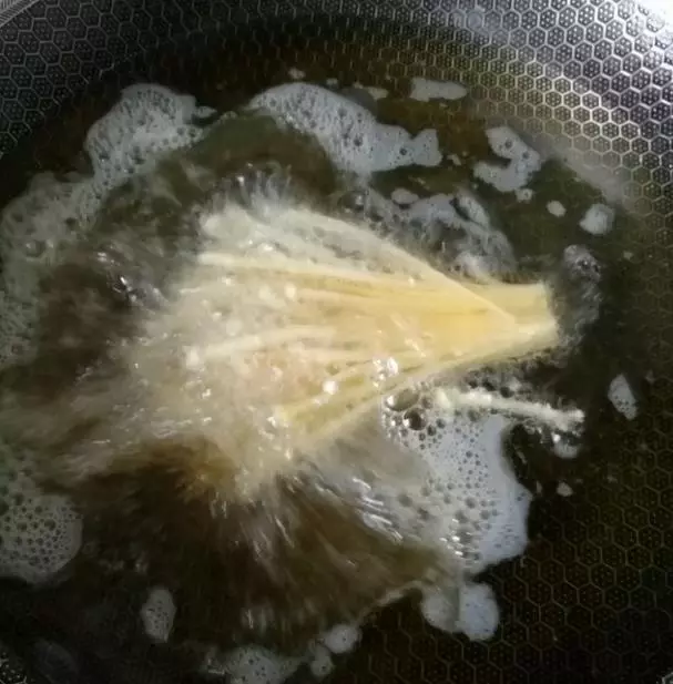 香噴噴的「酥炸金針菇」好吃又衛生,上菜保證 3分鐘就被家人搶光!