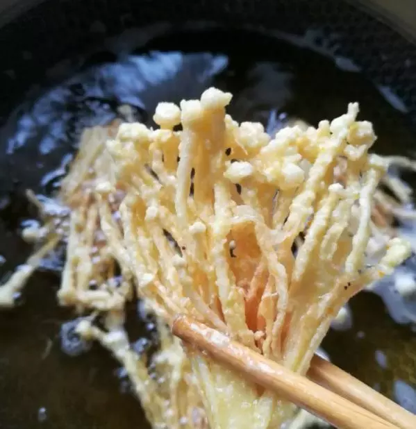香噴噴的「酥炸金針菇」好吃又衛生,上菜保證 3分鐘就被家人搶光!
