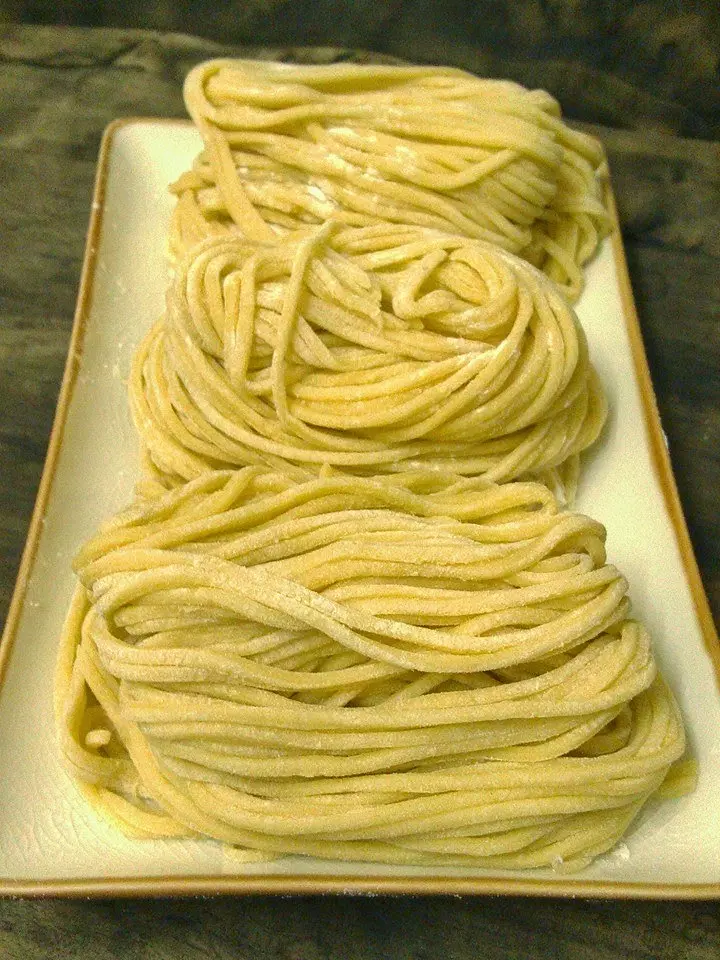 【自煮咖哩面 & 自製麵條】,材料可以放多多!美味十足~~