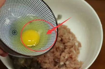 炒肉總是太老嚼不動?五星級廚師教你1簡單秘訣,肉質嫩滑超好吃