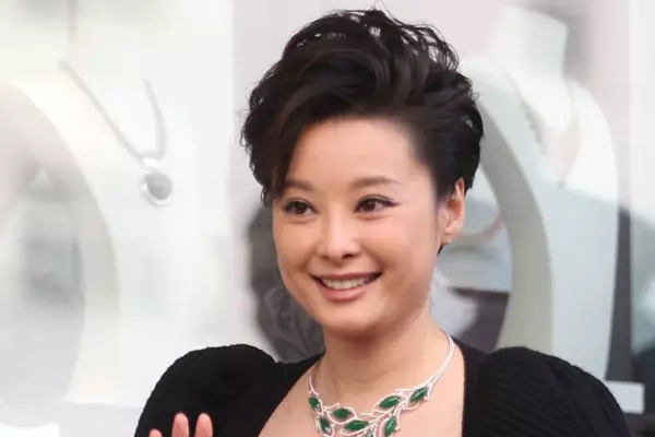 養小鬼塗屍油唇膏 袁立爆女星為紅不擇手段