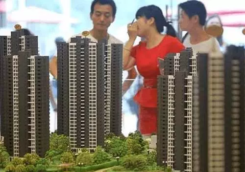 城裡買房後,接老母親來享福,上班忘了拿電腦,折回家後我離婚了