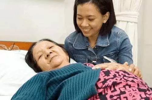 媽生病叔叔不借錢給我,姑姑打我一巴掌,八年後我給姑姑一套房