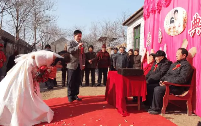 准公公哭窮沒給彩禮,只送我一個破鐵盒,2年後好奇打開,我愣了