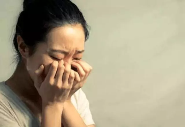 准公公哭窮沒給彩禮,只送我一個破鐵盒,2年後好奇打開,我愣了