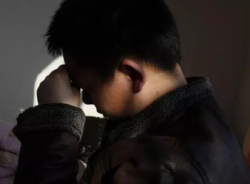 母親走了兒女回來奔喪,家中老狗卻一直對著床底一直叫,掀開一看淚流滿面