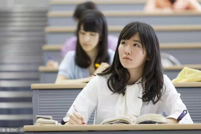 媽媽生病,哥哥們全躲了,女子想辭職去看護媽媽,老闆獎勵一套房