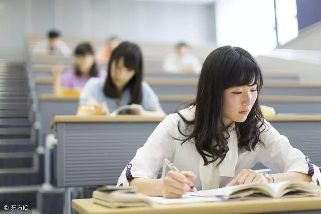 媽媽生病,哥哥們全躲了,女子想辭職去看護媽媽,老闆獎勵一套房