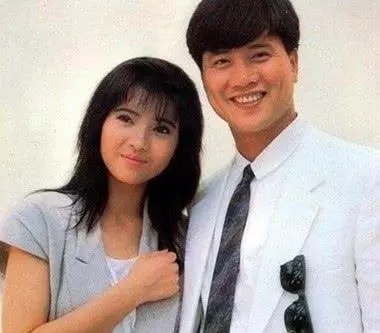61歲萬梓良老婆曝光,整整隱藏了16年,網友:這背景厲害!