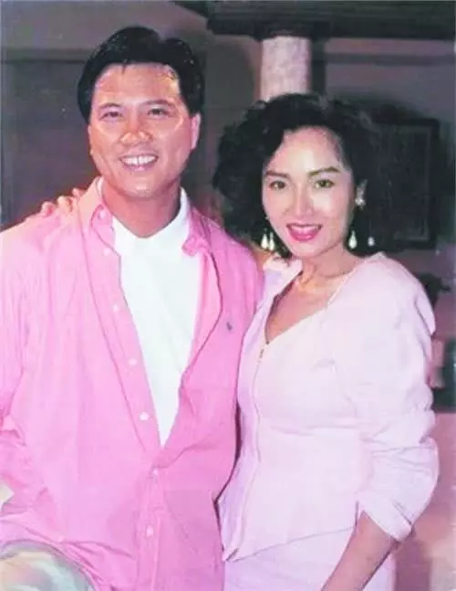 61歲萬梓良老婆曝光,整整隱藏了16年,網友:這背景厲害!
