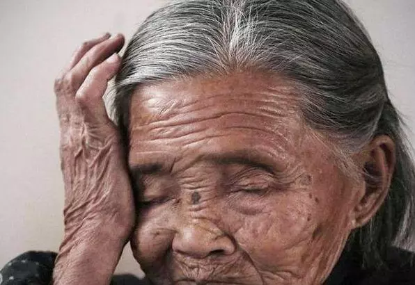 兒媳三年不孕,我讓兒子提出離婚,一年後兒子開車帶著她回來
