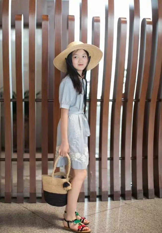 王菲女兒近照,12歲就打扮成媽媽模樣,網友:天后繼承有望了!