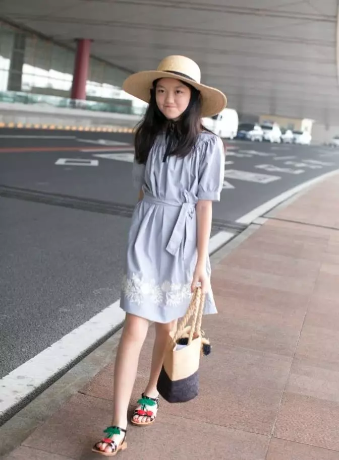 王菲女兒近照,12歲就打扮成媽媽模樣,網友:天后繼承有望了!