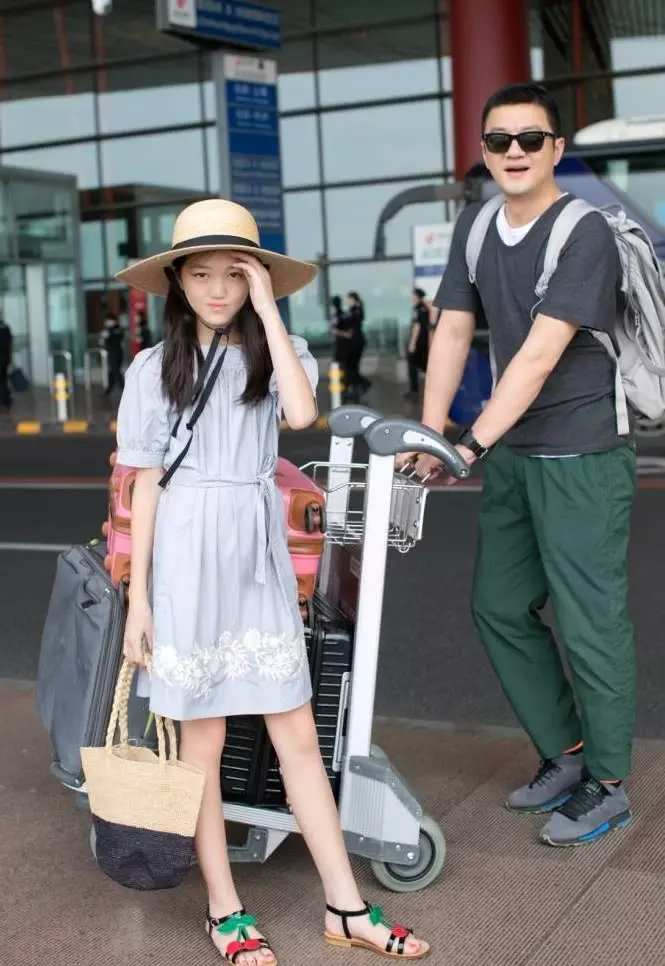 王菲女兒近照,12歲就打扮成媽媽模樣,網友:天后繼承有望了!
