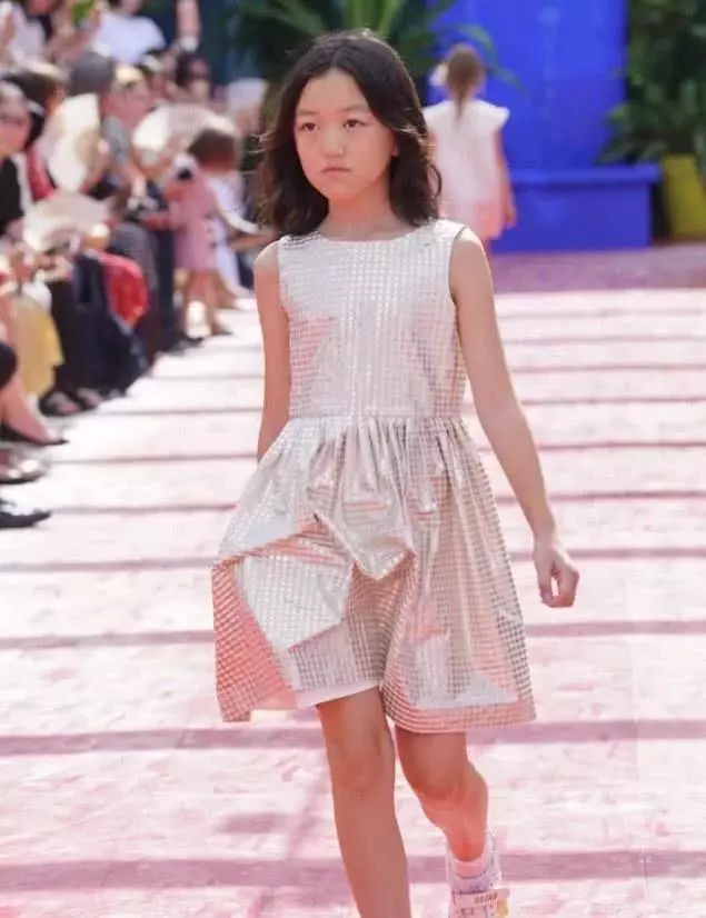 王菲女兒近照,12歲就打扮成媽媽模樣,網友:天后繼承有望了!