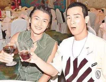 沒見過的合照:謝霆鋒竟然艷壓了所有人,林峰這變化也太大了吧!