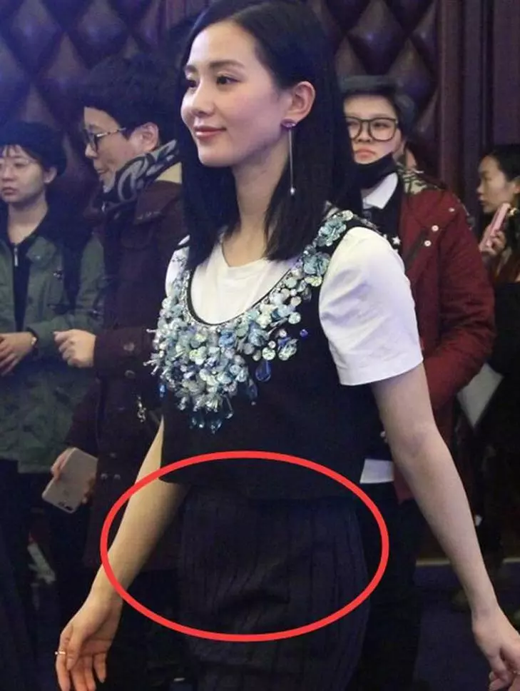 劉詩詩受邀出席活動,腰部有亮點,網友:吳奇隆也太瘋狂了!