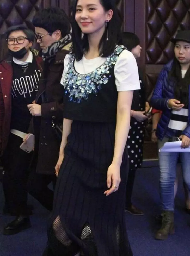 劉詩詩受邀出席活動,腰部有亮點,網友:吳奇隆也太瘋狂了!