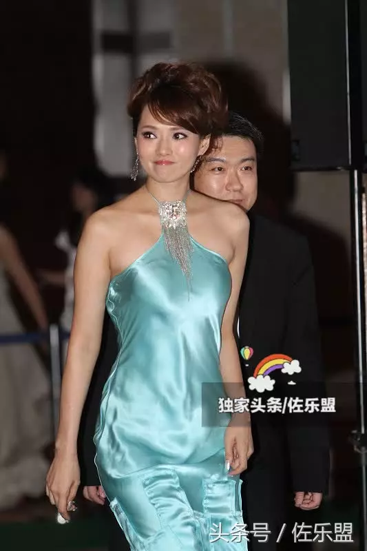 伊能靜現身活動,裙子性感搶眼,網友:真是豁出去了,好擔心那根帶子會斷!