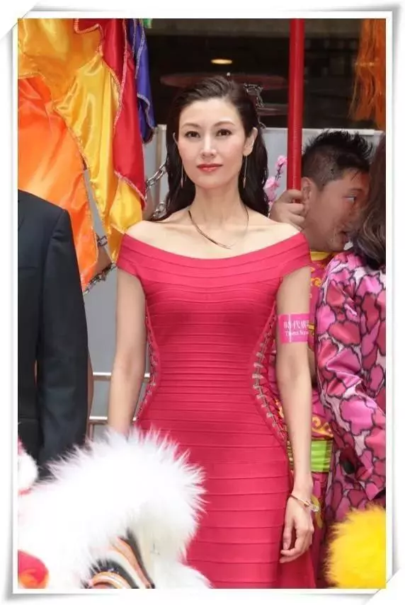 48歲李嘉欣和46歲黎姿同穿紅色連衣裙,網友:沒打針的臉就是抗老