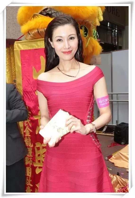 48歲李嘉欣和46歲黎姿同穿紅色連衣裙,網友:沒打針的臉就是抗老