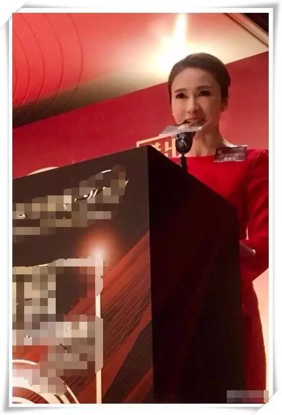 48歲李嘉欣和46歲黎姿同穿紅色連衣裙,網友:沒打針的臉就是抗老