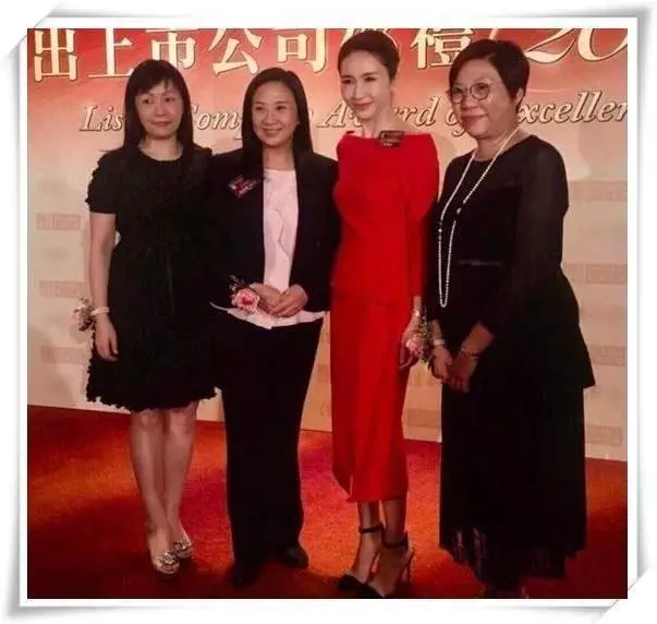 48歲李嘉欣和46歲黎姿同穿紅色連衣裙,網友:沒打針的臉就是抗老