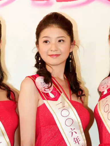 她25歲嫁入豪門,地位似保姆,5年生3女成富商的生子機器