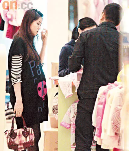 她25歲嫁入豪門,地位似保姆,5年生3女成富商的生子機器