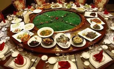 老公和我回老家,吃飯時公公的一句話,老公把飯碗摔了