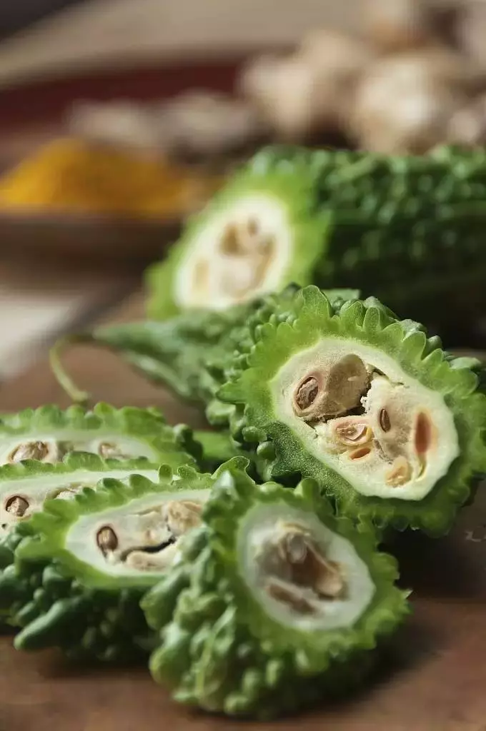 洗菜時加點它,髒東西、菜蟲自己跑出來!以前都白洗了!快學習吧!