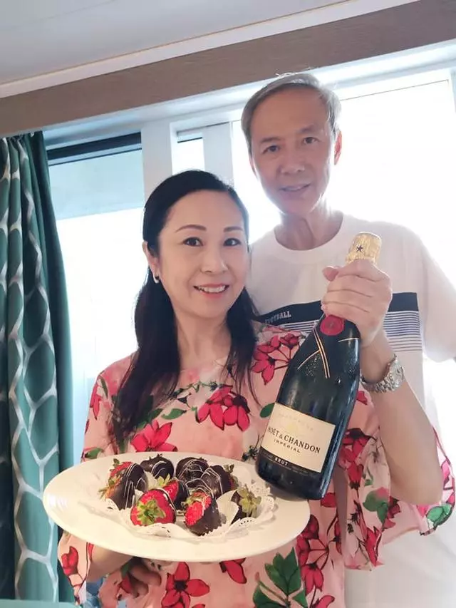 TVB一對老戲骨黃昏戀完婚後,去歐洲浪漫度蜜月!【相當的甜蜜啊】~
