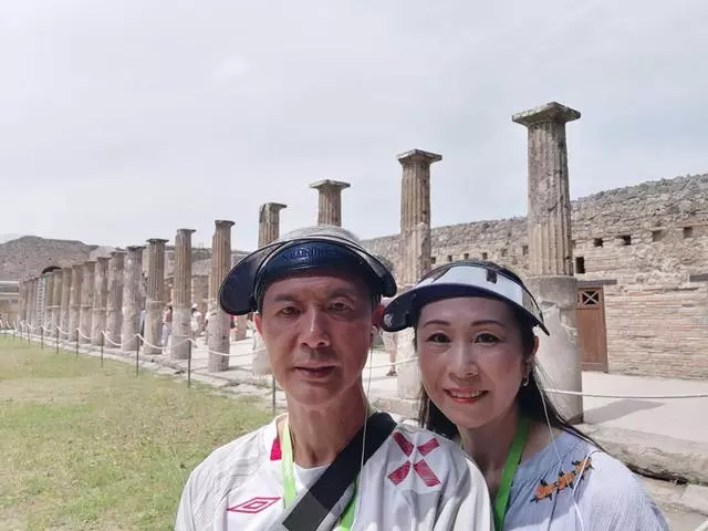 TVB一對老戲骨黃昏戀完婚後,去歐洲浪漫度蜜月!【相當的甜蜜啊】~