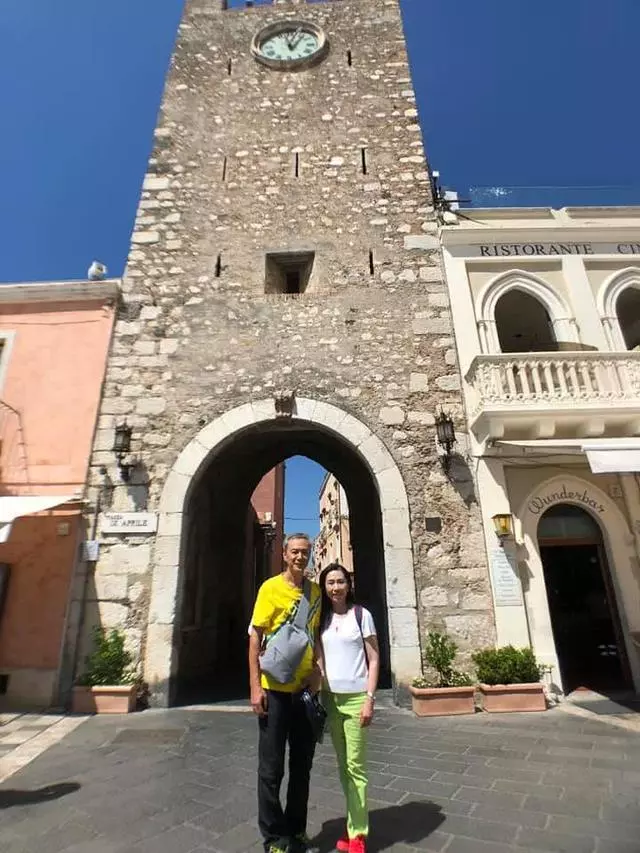 TVB一對老戲骨黃昏戀完婚後,去歐洲浪漫度蜜月!【相當的甜蜜啊】~